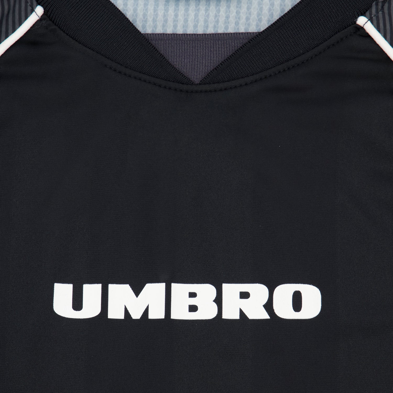 Men's retro panelled raglan tee shirt in black - Shop men's workout tee shirts by Umbro