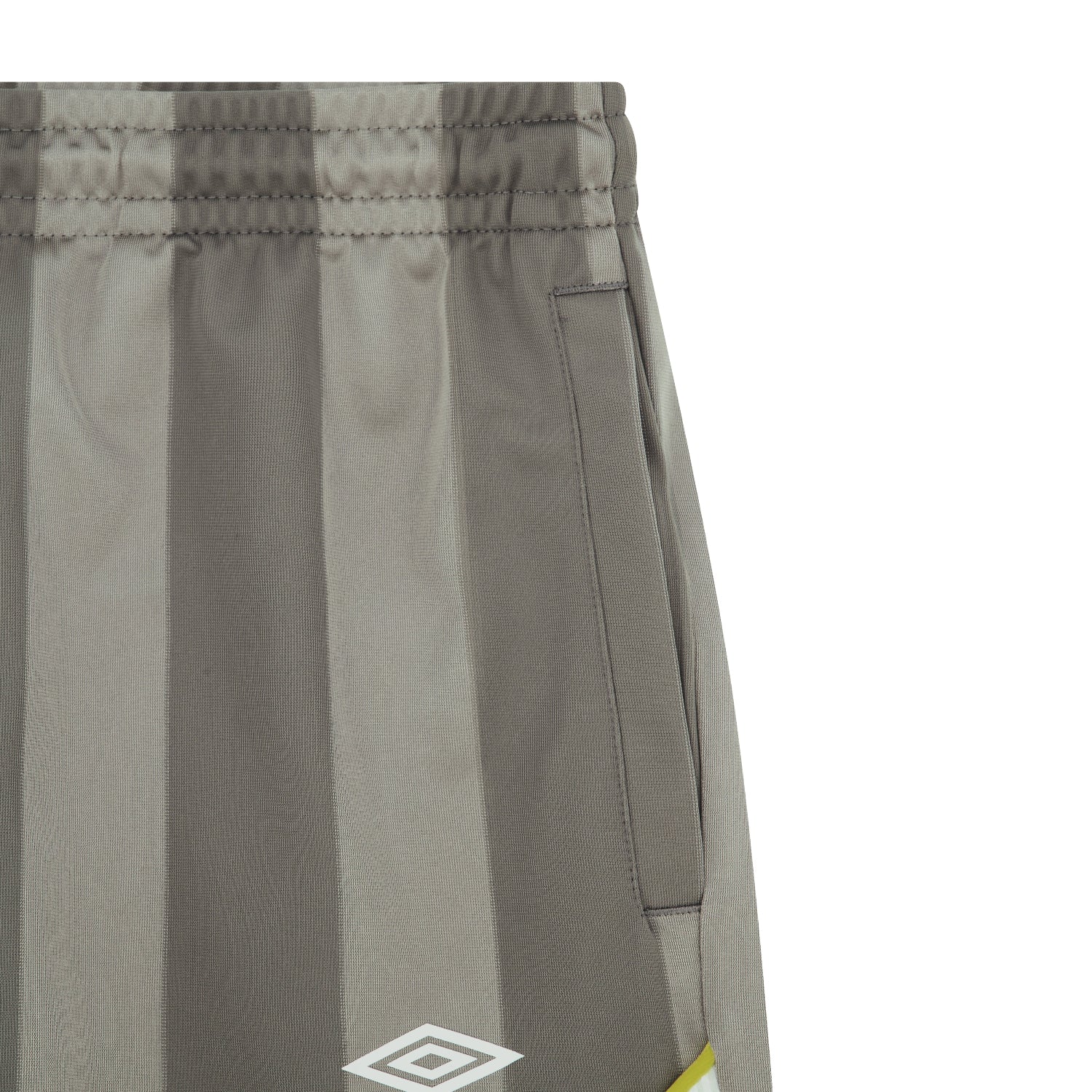 Men's relaxed fit panelled grey soccer short - Shop men's workout shorts with pockets by Umbro