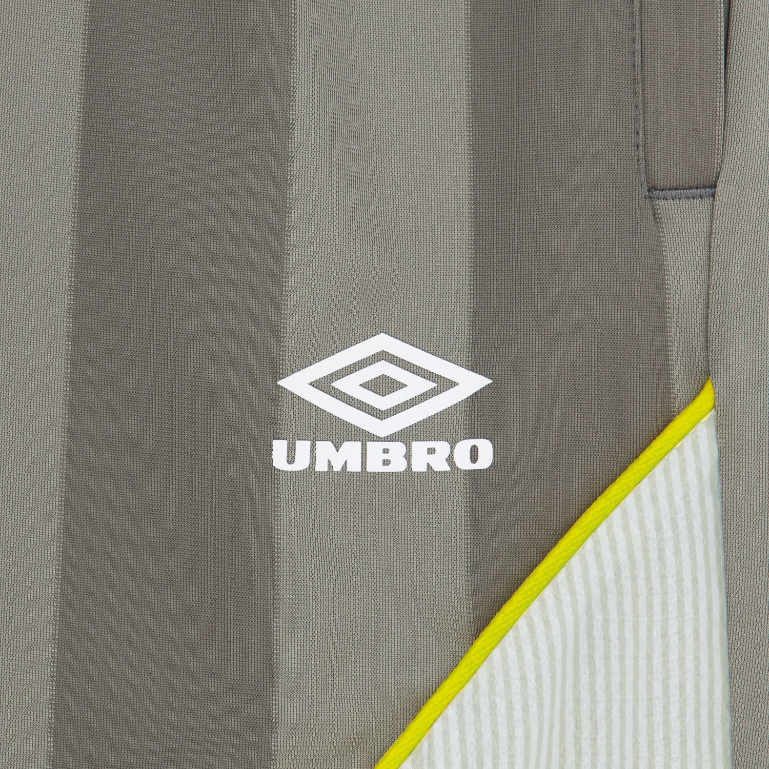 Men's relaxed fit panelled grey soccer short - Shop men's workout shorts with pockets by Umbro